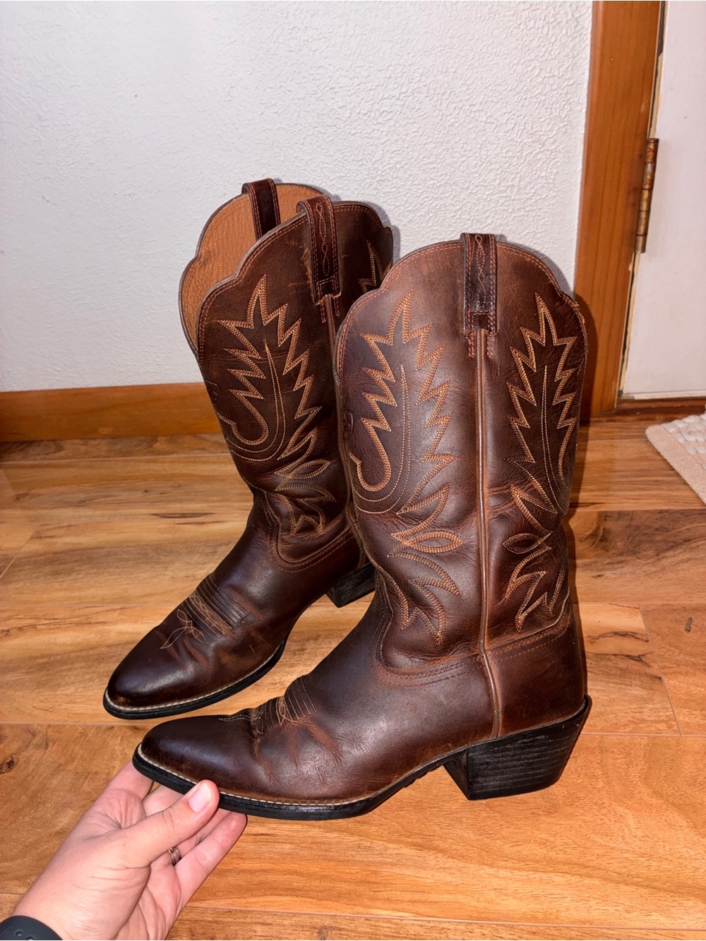 Ariat Women’s Heritage Round Toe Western Cowboy/Cowgirl Boots- size 9 B - Picture 2 of 11